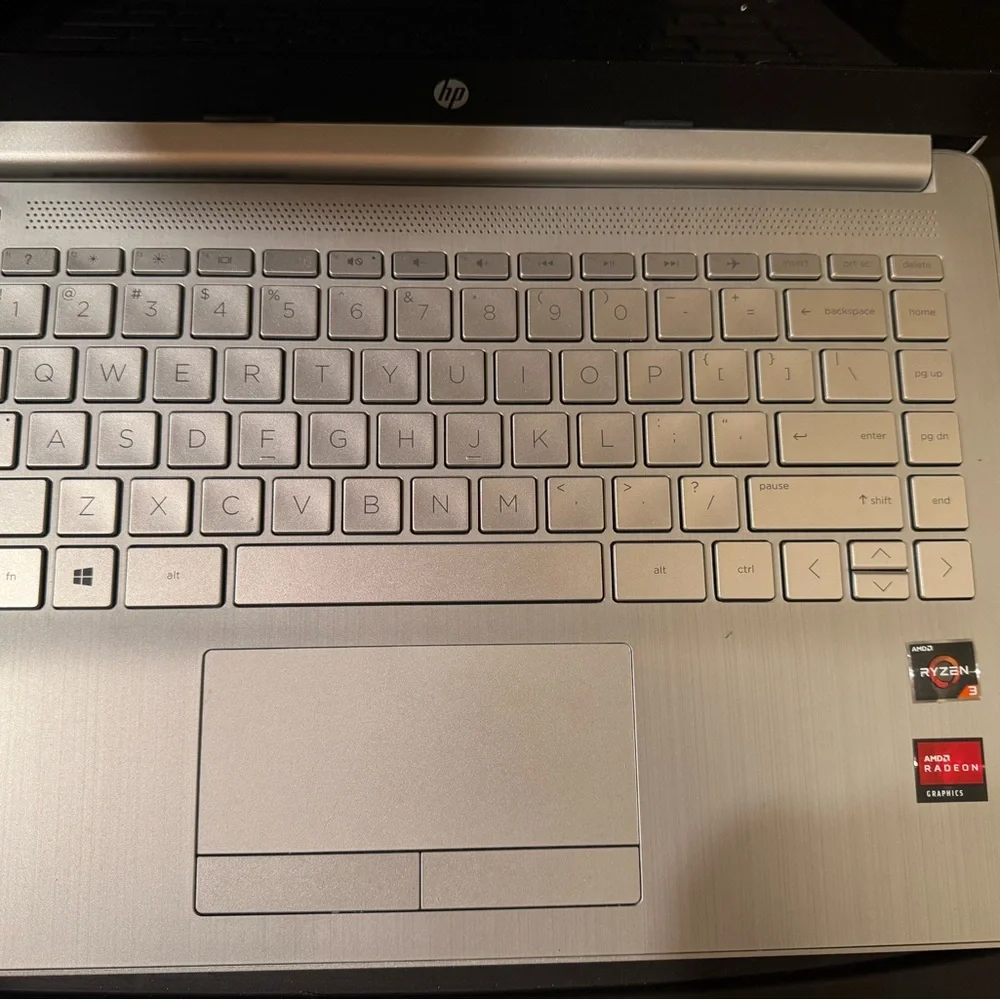 Hp laptop, works perfectly, has a few scratches but over all good condition